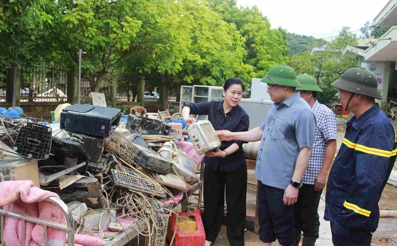 Director of Nghe An Department of Health Le Thi Hoai Chung and Vice Chairman of Nghe An Provincial People's Committee Phung Thanh Vinh inspect the work of overcoming the consequences of floods in the mountainous areas of the West. Photo: Ngoc Anh