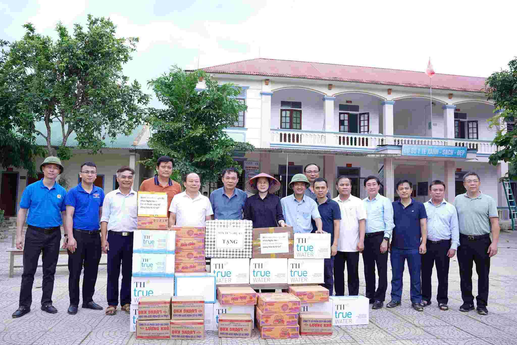 Doan cong tac So Y te Nghe An trao qua ho tro cong tac khac phuc hau qua mua lu. Anh: Ngoc Anh