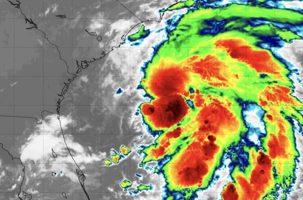 Tu dau mua bao, co 3 con bao hinh thanh o Dai Tay Duong gom Andrea, Barry va Chantal. Anh: NOAA