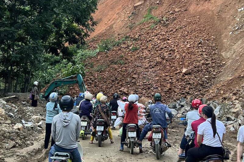 Tuyen quoc lo 279D tai xa Muong Bu lai tiep tuc sat lo gay ach tac giao thong. Anh: Truong Son