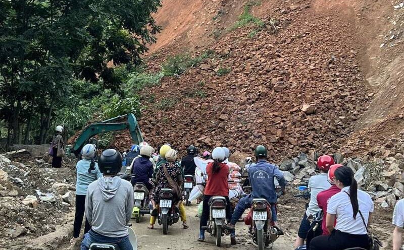 National Highway 279D in Muong Bu commune continued to collapse, causing traffic congestion. Photo: Truong Son