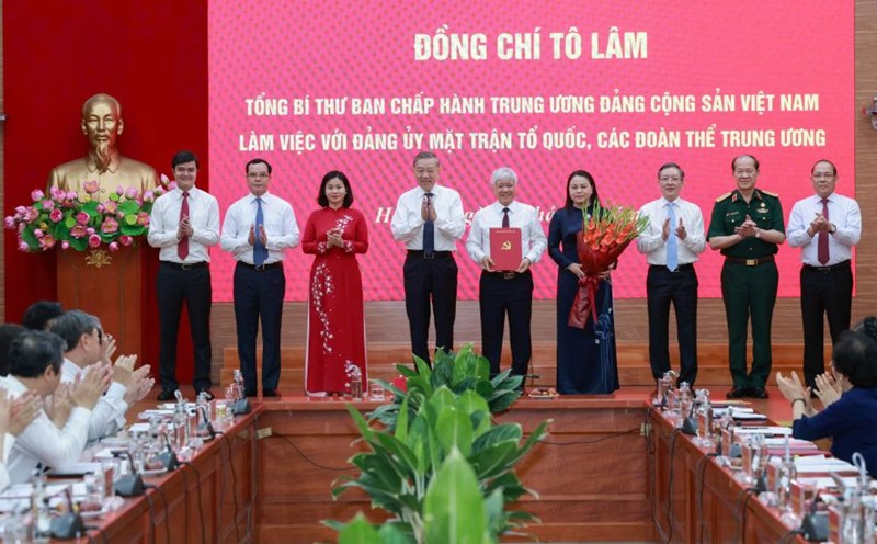 On June 23, General Secretary To Lam presented Decision No. 304-QD/TW on the functions, tasks, and organization of the Central Committee of the Vietnam Fatherland Front. Photo: Hai Nguyen