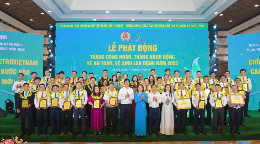 Lanh dao Cong doan Petrovietnam bieu duong cac dien hinh tien tien nam 2025. Anh: Cong doan Petrovietnam