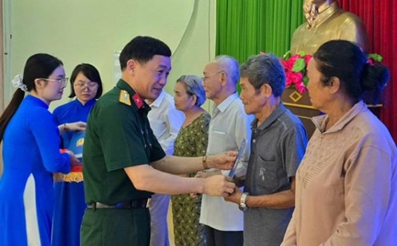 Colonel Nguyen Van De - Head of the National Defense Trade Union - presented gifts of gratitude to the wounded and sick soldiers. Photo: Nam Duong