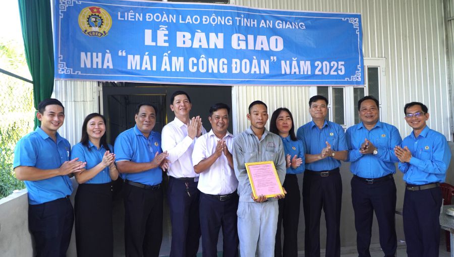 An Giang Provincial Federation of Labor hands over the Trade Union Shelter in Binh An Commune. Photo: An Giang Provincial Federation of Labor