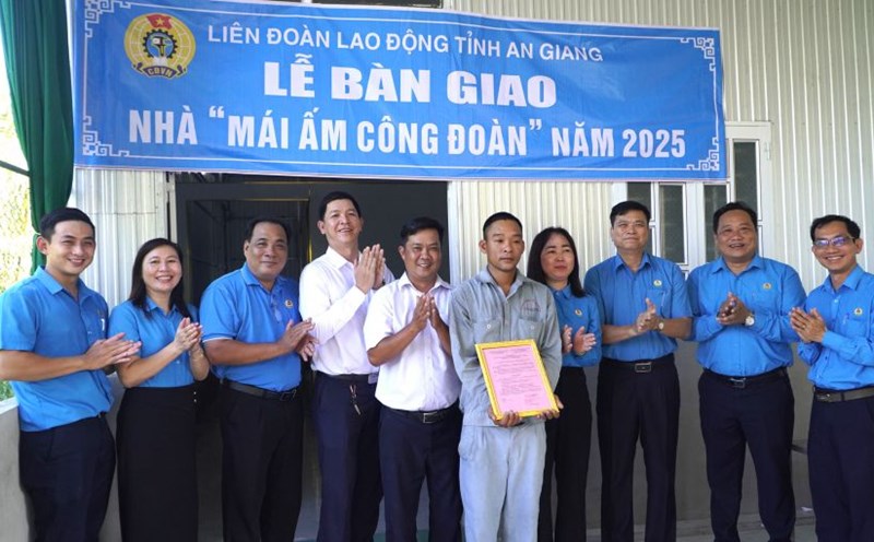 An Giang Provincial Federation of Labor hands over the Trade Union Shelter in Binh An Commune. Photo: An Giang Provincial Federation of Labor