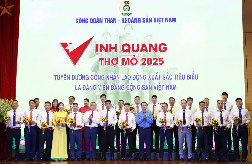 Cong doan TKV to chuc chuong trinh “Vinh quang tho mo - Vung tin tien buoc duoi co Dang”, tuyen duong 220 cong nhan lao dong truc tiep tieu bieu, xuat sac la dang vien Dang Cong san Viet Nam trong toan tap doan. Anh: Ha Anh