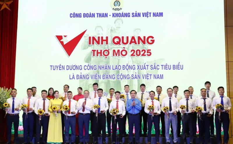 TKV Trade Union organized the program " Glory of Miners - Confidently Stepping forward under the Party Flag", honoring 220 outstanding and outstanding direct workers who are members of the Communist Party of Vietnam in the entire group. Photo: Ha Anh