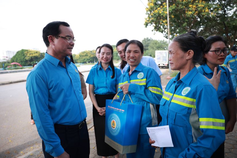 Nguyen Dinh Khang氏 - 党中央委員会のメンバー、ベトナム祖国戦線の中央委員会の副議長、VGCLの議長がハノイ環境の労働者を奨励する。写真：Hai nguyen