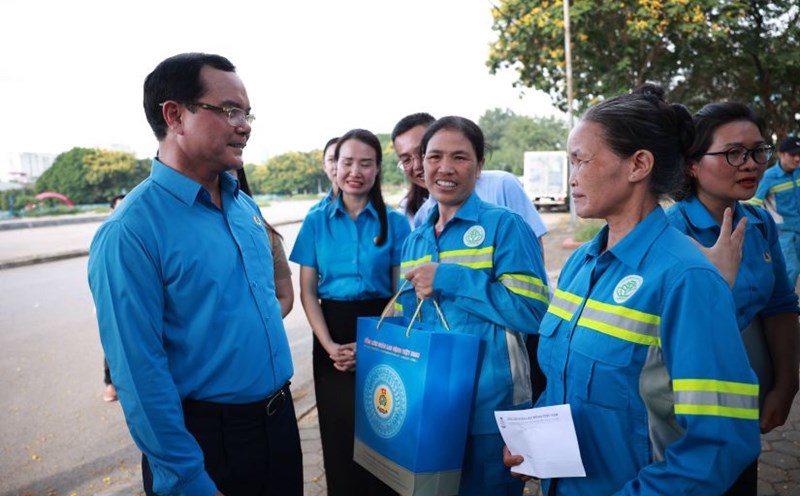 Dong Chi Nguyen Dinh Khang - Member of the Party Central Committee, Vice Chairman of the Central Committee of the Vietnam Fatherland Front, President of the Vietnam General Confederation of Labor encouraged workers in the Hanoi environmental sector. Photo: Hai Nguyen