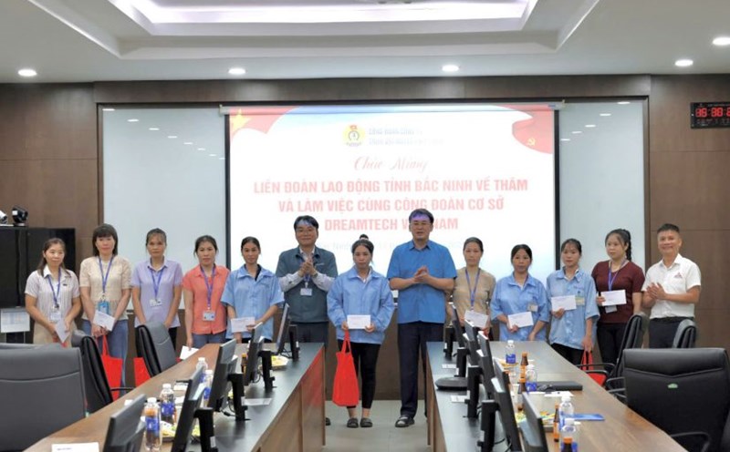 Mr. Thach Van Chung - Chairman of the Bac Ninh Provincial Federation of Labor (6th from right) - presented gifts to workers in difficult circumstances. Photo: Quyet Chien