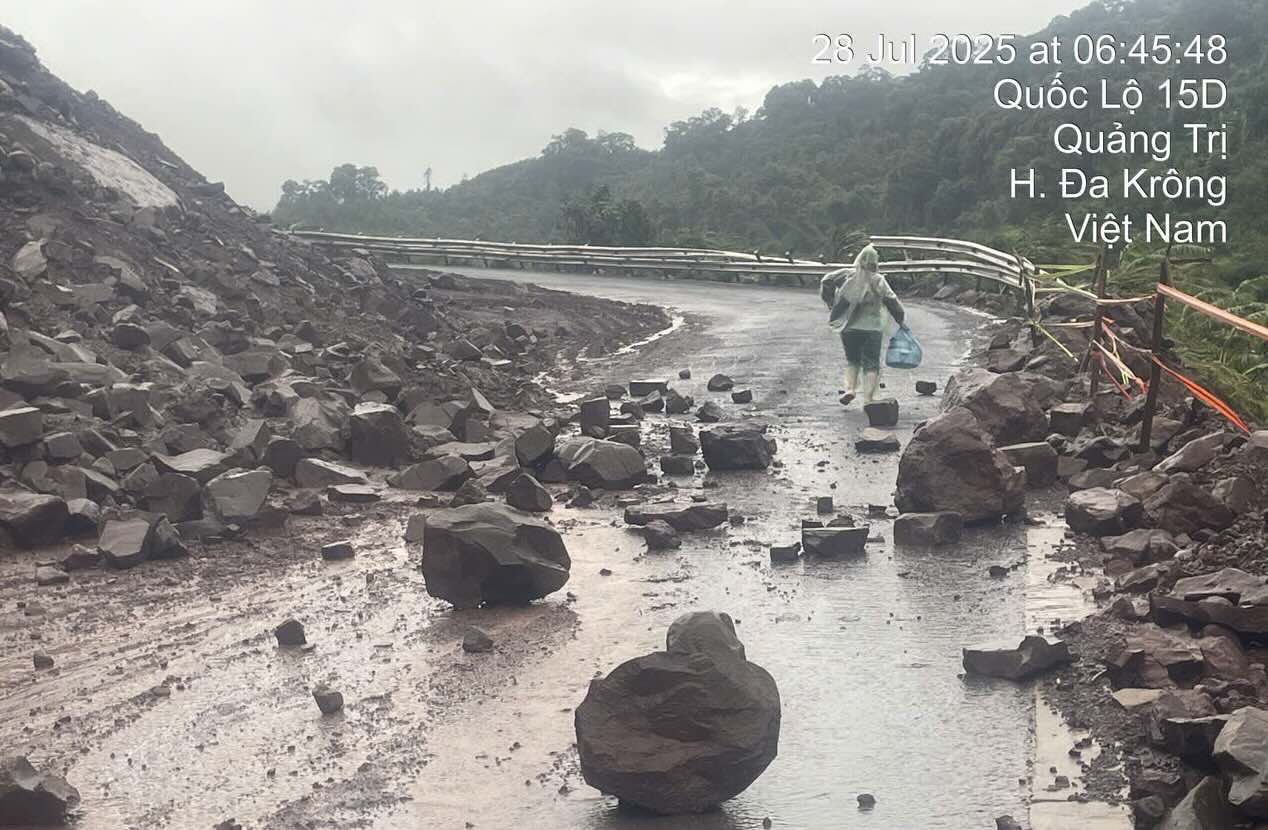 Prolonged rain caused a landslide on National Highway 15D through km 8, causing traffic congestion. Photo: H. Nguyen