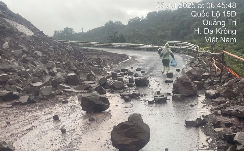 Prolonged rain caused a landslide on National Highway 15D through km 8, causing traffic congestion. Photo: H. Nguyen