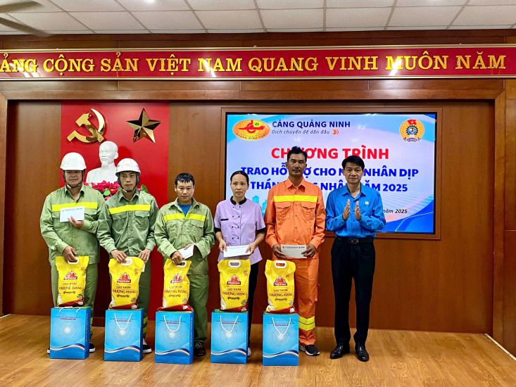 Lanh dao Cong doan Tong Cong ty Hang hai Viet Nam tang qua nguoi lao dong nhan dip Thang Cong nhan 2025. Anh: Chu Linh