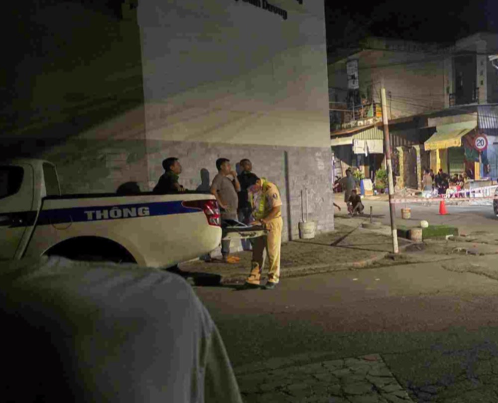 La police de Ho Chi Minh-Ville est presente pour examiner les lieux et enqueter sur l'accident. Photo Dinh Trong