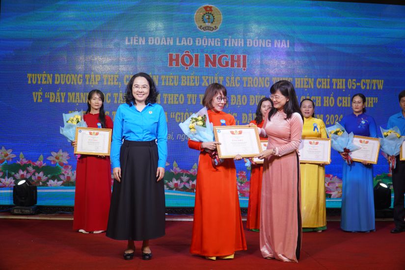 Ba Bui Thi Bich Thuy - Pho Chu tich phu trach LDLD tinh Dong Nai (ben phai) - trao bang khen cho cac tap the, ca nhan xuat sac ngay 4.6.2025. Anh: Ha Anh Chien