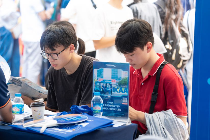 Students learn about university admission information in 2025. Photo: Van Trang