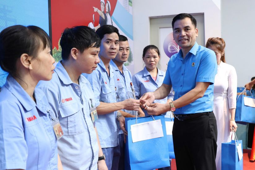 Ong Le Dinh Hung trao ho tro cho doan vien, nguoi lao dong kho khan cua Cty TNHH Yamaha Motor Viet Nam. Anh: Ngoc Anh