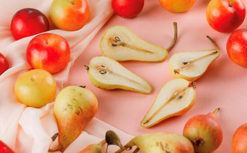 Pears are better in fiber, apples are rich in vitamin C. Photo: Thuy Duong