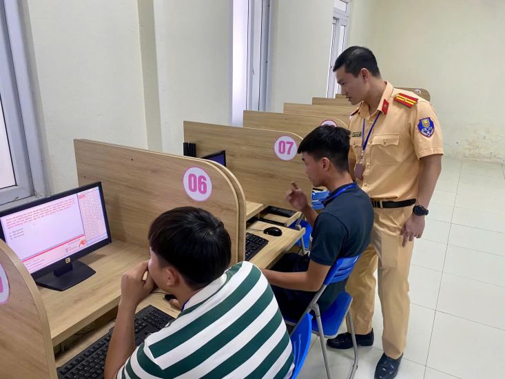 The Traffic Police Department is the unit assigned to organize the implementation of testing and issuing driving licenses to people in Hanoi City. Photo: Hanoi Police