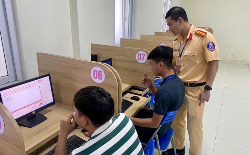 The Traffic Police Department is the unit assigned to organize the implementation of testing and issuing driving licenses to people in Hanoi City. Photo: Hanoi Police