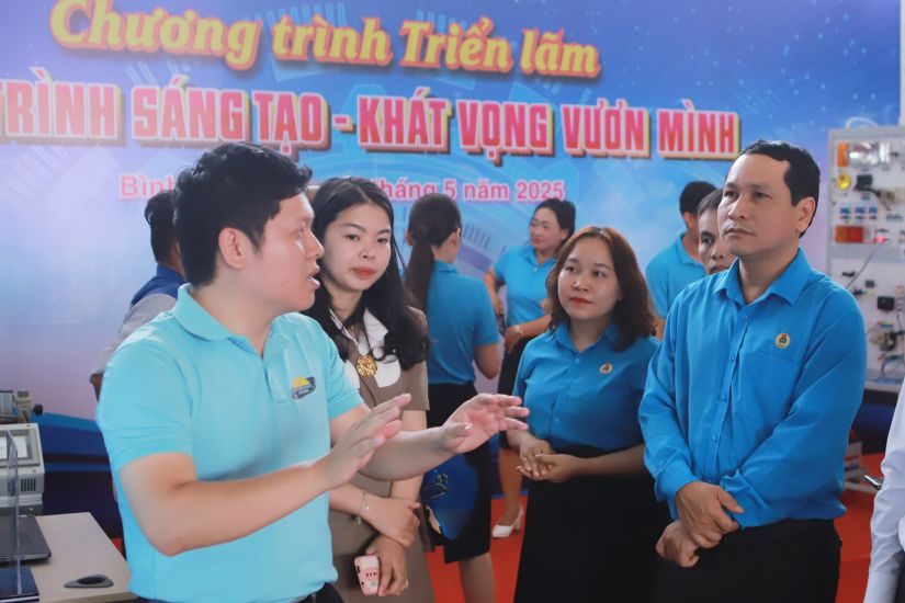 Chu tich LDLD tinh Gia Lai Ha Duy Trung (ngoai cung ben phai) tham quan cac mo hinh sang tao. Anh: Hoai Phuong