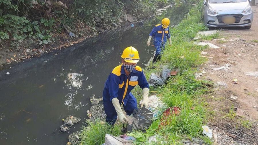 Workers of Drainage Enterprise No. 1 (Hanoi Drainage One Member Co., Ltd.) collected waste and cleared the flow in Ke Khe canal (Ngoc Ha ward). Photo: Minh Hanh