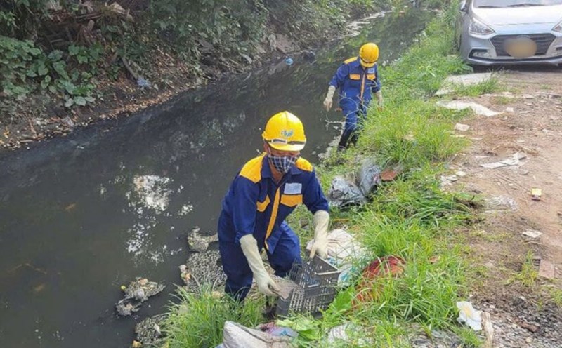 Workers of Drainage Enterprise No. 1 (Hanoi Drainage One Member Co., Ltd.) collected waste and cleared the flow in Ke Khe canal (Ngoc Ha ward). Photo: Minh Hanh