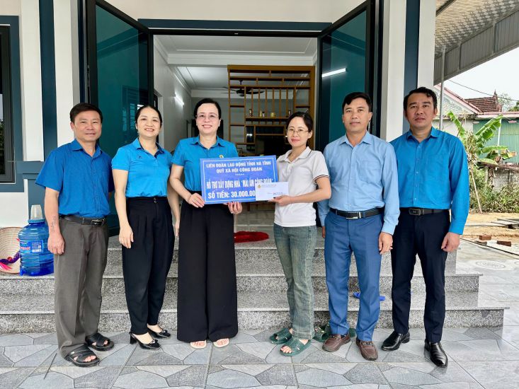 LDLD tinh Ha Tinh trao tien ho tro lam Nha Mai am Cong doan cho doan vien kho khan dip ky niem 96 nam Ngay thanh lap Cong doan Viet Nam. Anh: Tran Tuan