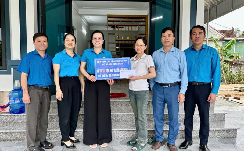 The Ha Tinh Provincial Federation of Labor presented support money to build a Trade Union Shelter for union members in difficult circumstances on the occasion of the 96th anniversary of the founding of the Vietnam Trade Union. Photo: Tran Tuan