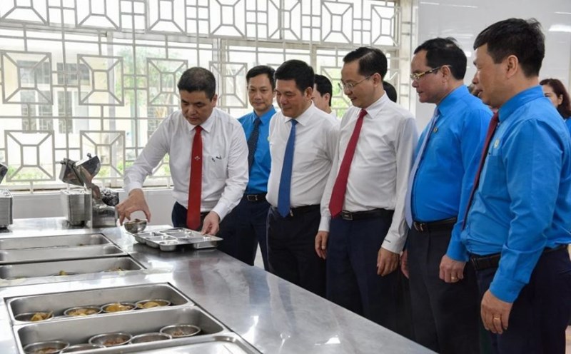 Leaders of the Vietnam General Confederation of Labor, the Ministry of Industry and Trade, and the Vietnam Trade Union visited the dining area of Lam Thao Suppe (Phu Tho). Photo: Thuy Linh