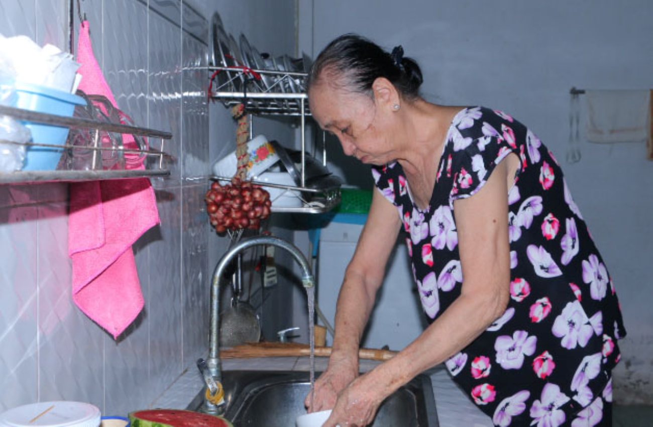 Người dân sử dụng nguồn nước sạch sau khi đã được nâng cấp. Ảnh: Tuấn Phi