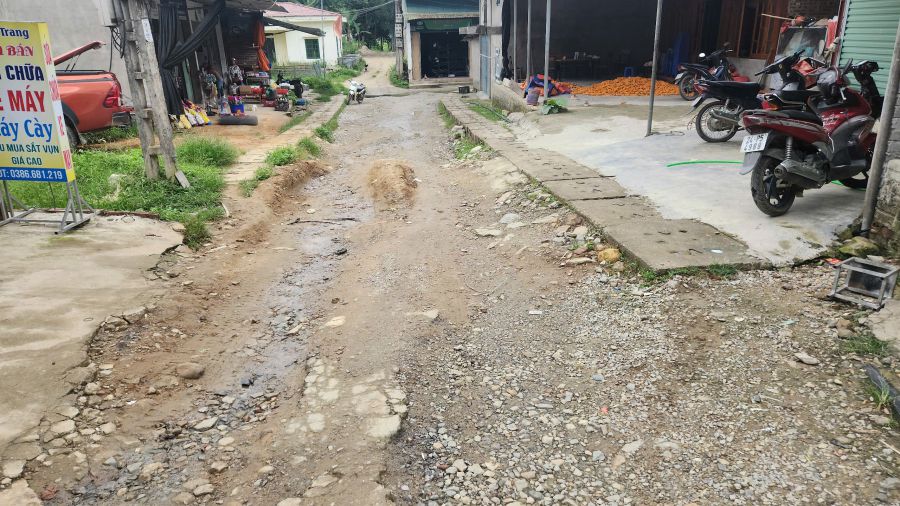 울퉁불퉁한 도로 표면은 아직 시공되지 않아 주민들의 통행에 어려움을 주고 있습니다. 사진: 쫑록