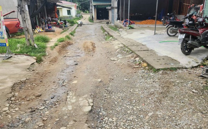 The road surface is bumpy and unconstructed, causing difficulties for people to travel. Photo: Trong Loc