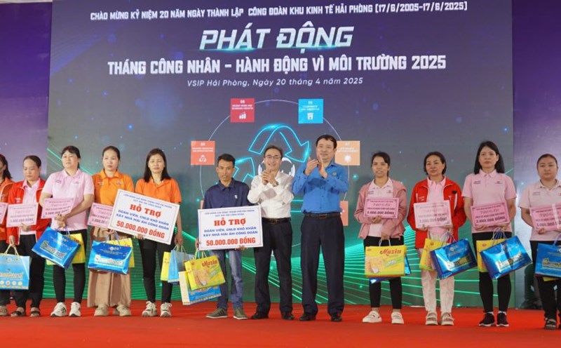 Leaders of the Hai Phong City Labor Federation presented gifts to workers in difficult circumstances on the occasion of Workers' Month 2025. Photo: Mai Dung