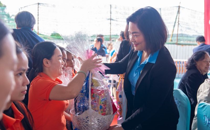 Ms. Pham Thi Thanh Tam presents gifts to workers on the occasion of the Lunar New Year 2025. Photo: Thu Mai