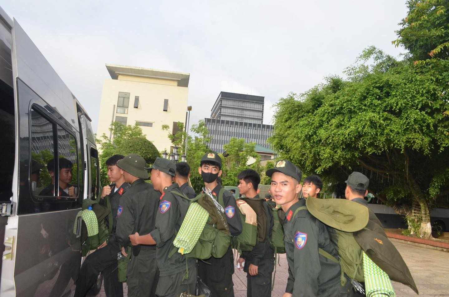 56 can bo chien si Canh sat co dong Cong an Nghe An len duong giup dan. Anh: Ngoc Anh