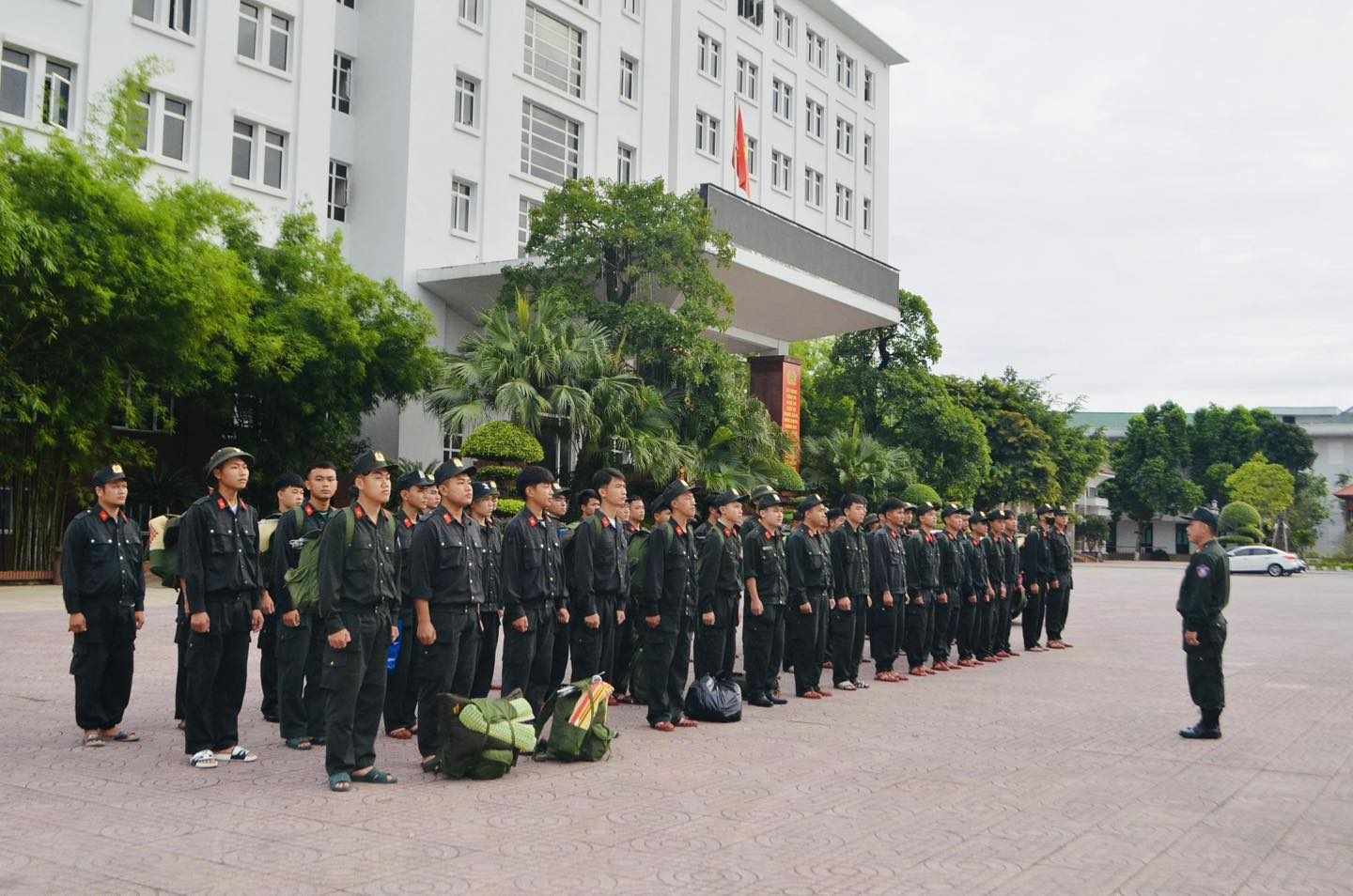 Le departement de la police mobile (police de la province de Nghe An) organise une ceremonie de depart de l'armee et mobilise 56 cadres et soldats dans la commune de My Ly (Ky Son) pour aider a reparer les consequences des pluies et des inondations apres la tempete n° 3. Photo : Ngoc Anh