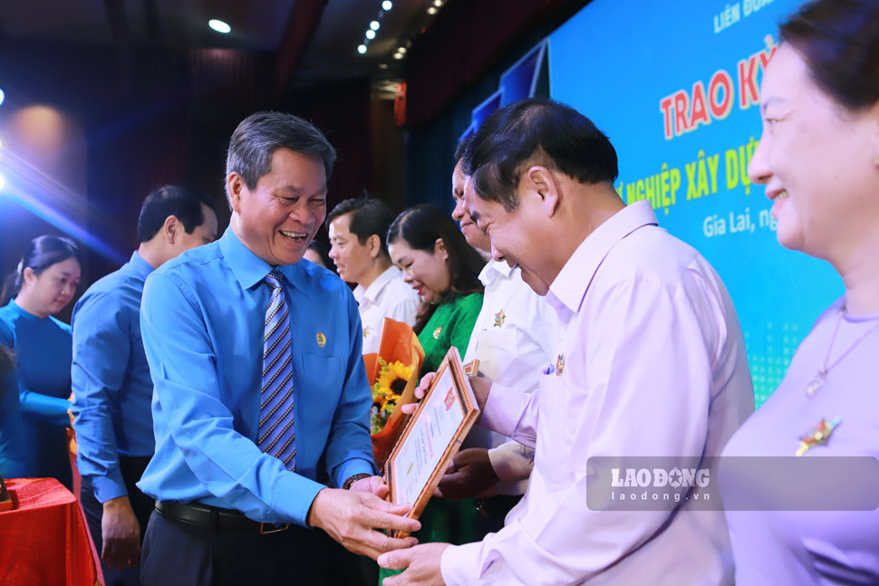 후인탄쑤언 베트남 노동총연맹 부위원장이 간부 및 노동조합 간부에게 베트남 노동조합 조직 건설 사업에 대한 찬란한 기념 메달을 수여하고 있습니다. 사진: 호아이프엉