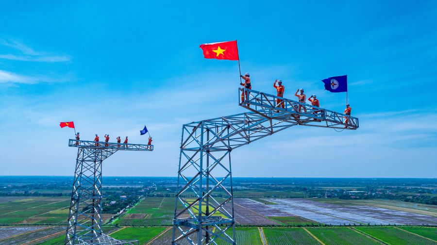 Nguoi lao dong nganh dien tren Cong trinh duong day 500kV mach 3. Anh: EVN
