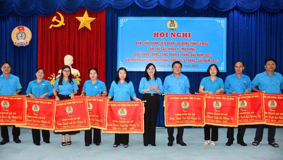 Huynh Ut Muoi 까마우성 노동총연맹 위원장이 노동조합 활동에서 높은 성과를 거둔 단체에 경쟁 깃발을 수여하고 있습니다. 사진: Thieu Vu