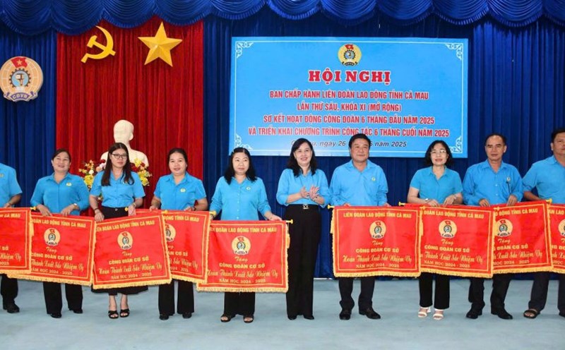 Ms. Huynh Ut Muoi - President of the Ca Mau Provincial Federation of Labor awarded Emulation Flags to collectives with high achievements in trade union activities. Photo: Thieu Vu