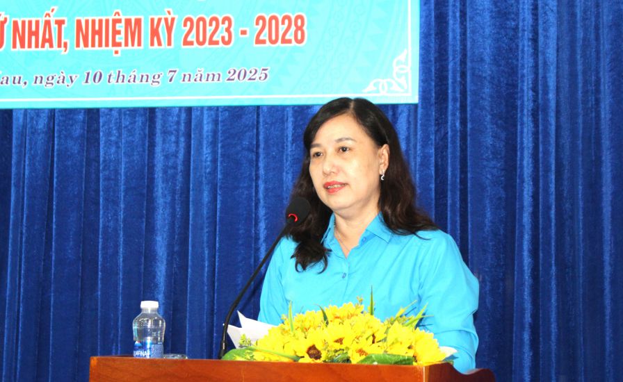 Ba Huynh Ut Muoi - Chu tich Lien doan Lao dong tinh Ca Mau.