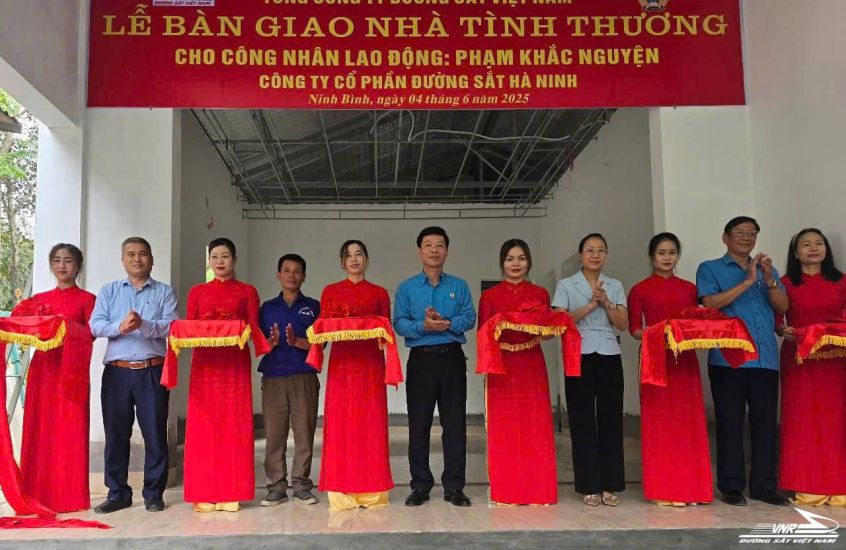 Ong Mai Thanh Phuong - Chu tich Cong doan duong sat Viet Nam du le ban giao Nha tinh thuong cho nguoi lao dong kho khan. Anh: CD DSVN