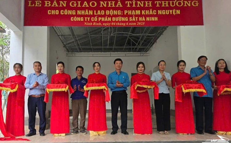 Mr. Mai Thanh Phuong - Chairman of the Vietnam Railway Trade Union attended the handover ceremony of the Charity House to disadvantaged workers. Photo: Vietnam Airlines Trade Union