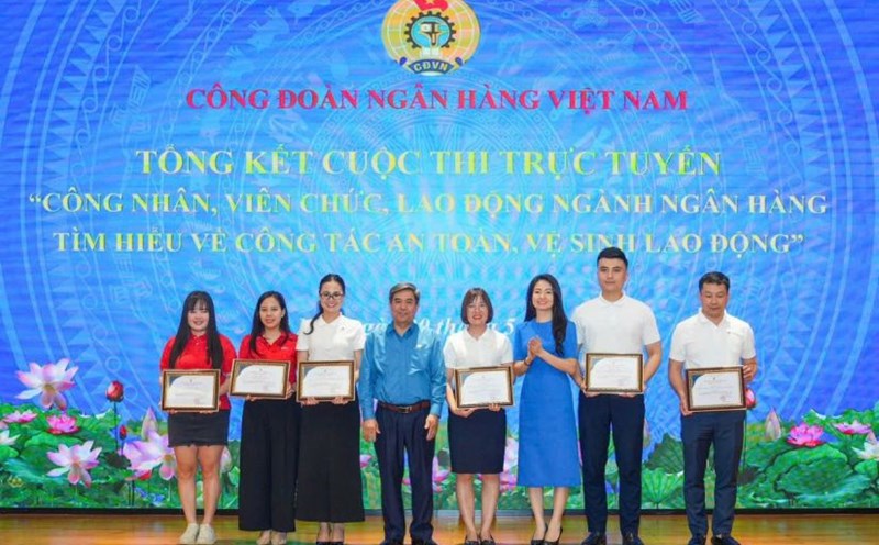 The leaders of the Vietnam Banking Trade Union awarded prizes to collectives with high achievements in the online contest "Banking industry employees learn about occupational safety and hygiene". Photo: Vietnam Banking Trade Union