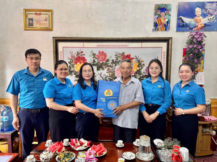 Doan cong tac cua LDLD tinh Cao Bang tang qua tri an thuong, benh binh dong thoi cung la nguoi than cua doan vien, nguoi lao dong. Anh: Tan Van