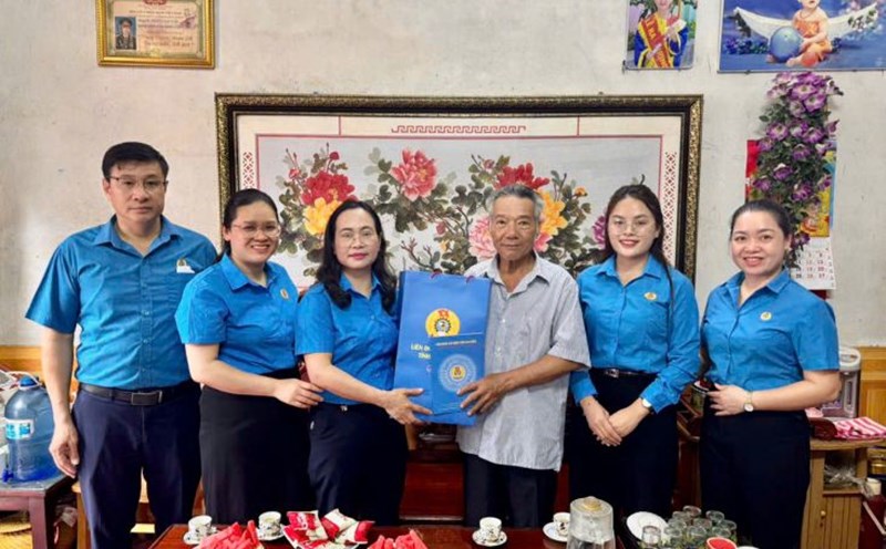 The working delegation of the Cao Bang Provincial Federation of Labor presented gifts of gratitude to the war invalids who were also relatives of union members and workers. Photo: Tan Van