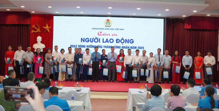 Cong doan Giao duc Viet Nam trao qua cho nguoi lao dong nhan Thang Cong nhan nam 2025. Anh: Quynh Chi