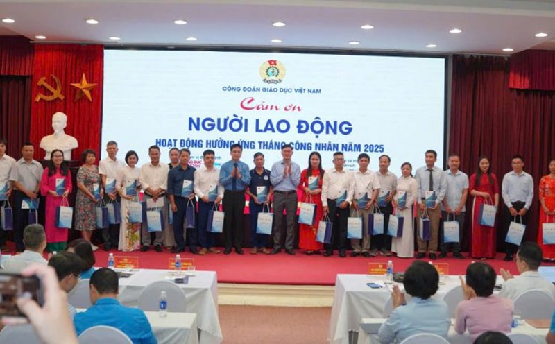 Vietnam Education Trade Union presents gifts to workers on the occasion of Workers' Month 2025. Photo: Quynh Chi